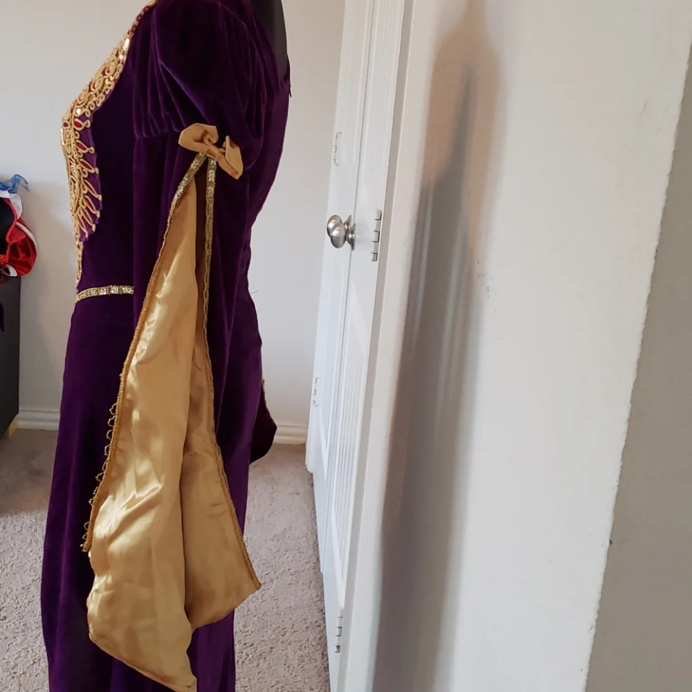 Halloween π Queen dress size small π - Picture 4 of 9